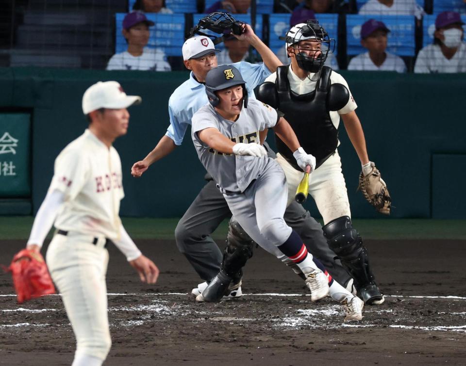 ５回、拓大紅陵・二宮樂（左）から適時二塁打を放つ仙台育英・有本豪琉（撮影・中田匡峻）