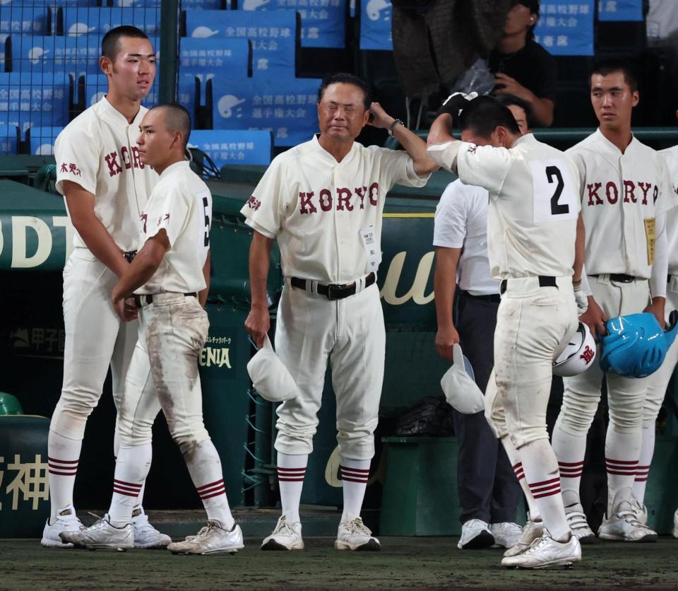 仙台育英に敗れ、悔しそうな拓大紅陵・坂巻展行監督（中央）＝撮影・中田匡峻