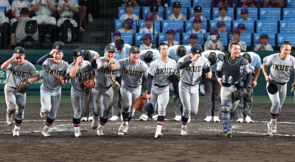 拓大紅陵に勝利し、笑顔で駆け出す仙台育英・田山纏（左から５人目）らナイン（撮影・中田匡峻）