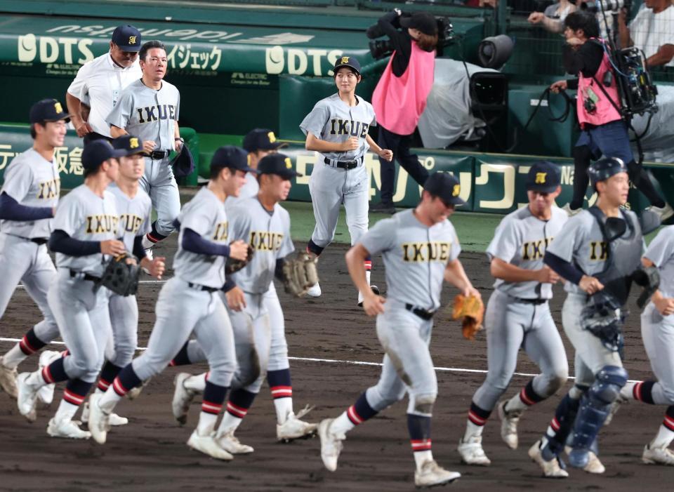 拓大紅陵に勝利し、ナインを前にあいさつへ向かう仙台育英・星よつはマネジャー（奥）＝撮影・中田匡峻