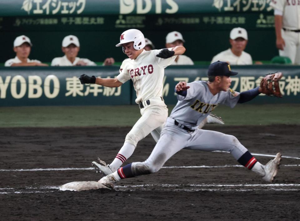 ８回、内野安打で出塁する拓大紅陵・安田来音（撮影・中田匡峻）