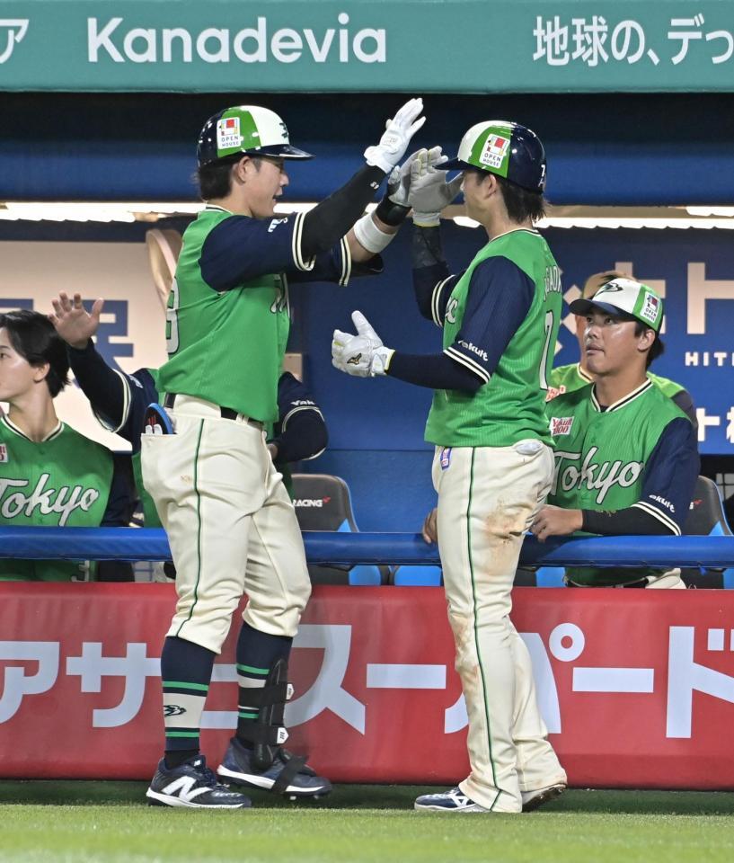 ３回犠飛を打った増田（左）とハイタッチを交わす生還した長岡（撮影・持木克友）