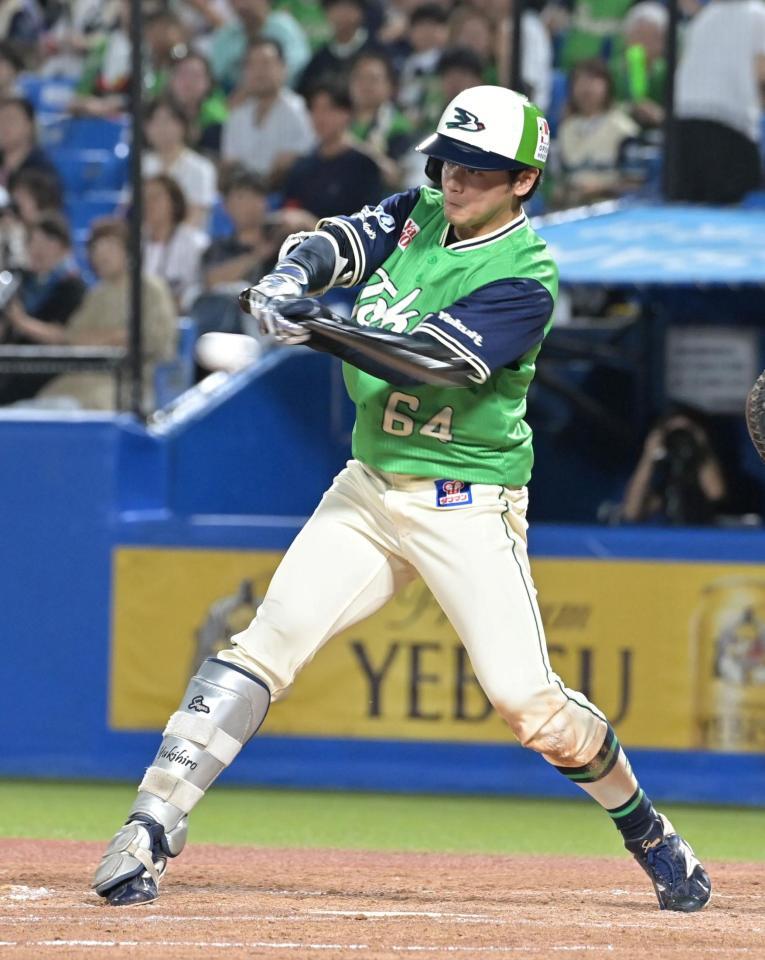 ３回、左前安打を放つ岩田（撮影・持木克友）