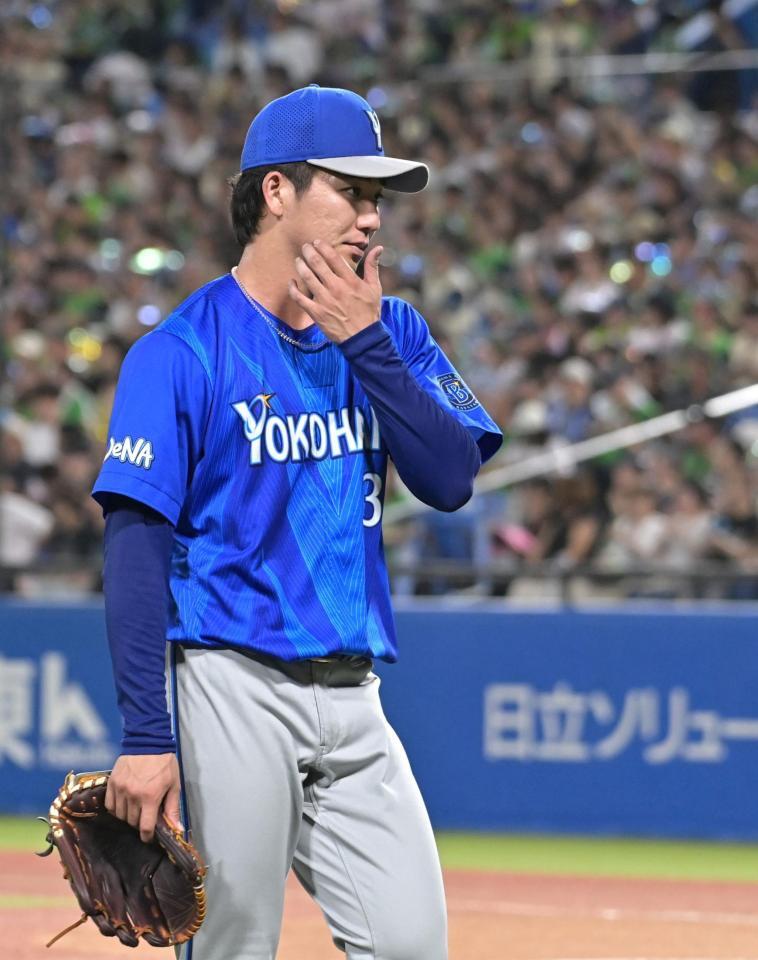 ５回ヤクルトに同点に追いつかれ降板する篠木（撮影・持木克友）