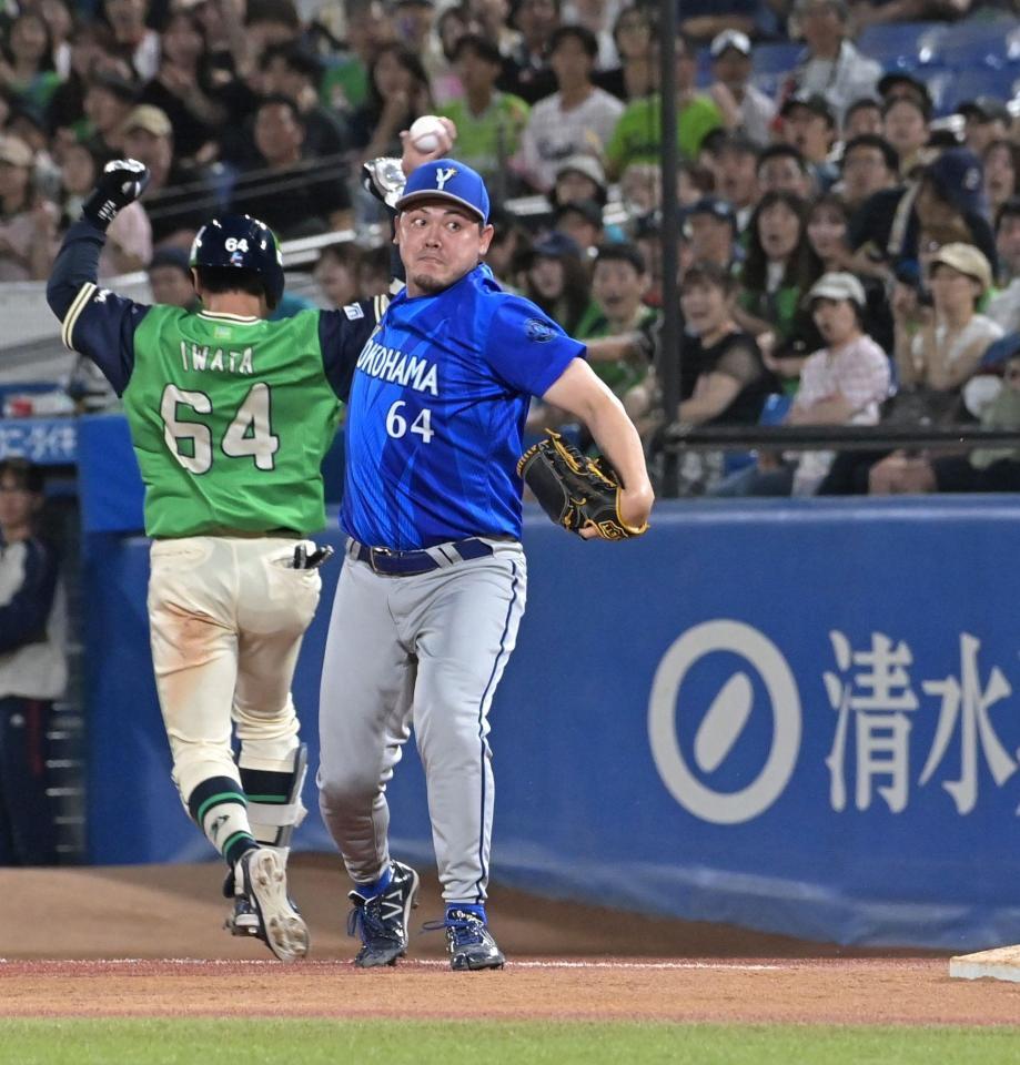 ９回、岩田の内野安打でホームにに送球する中川虎（撮影・持木克友）