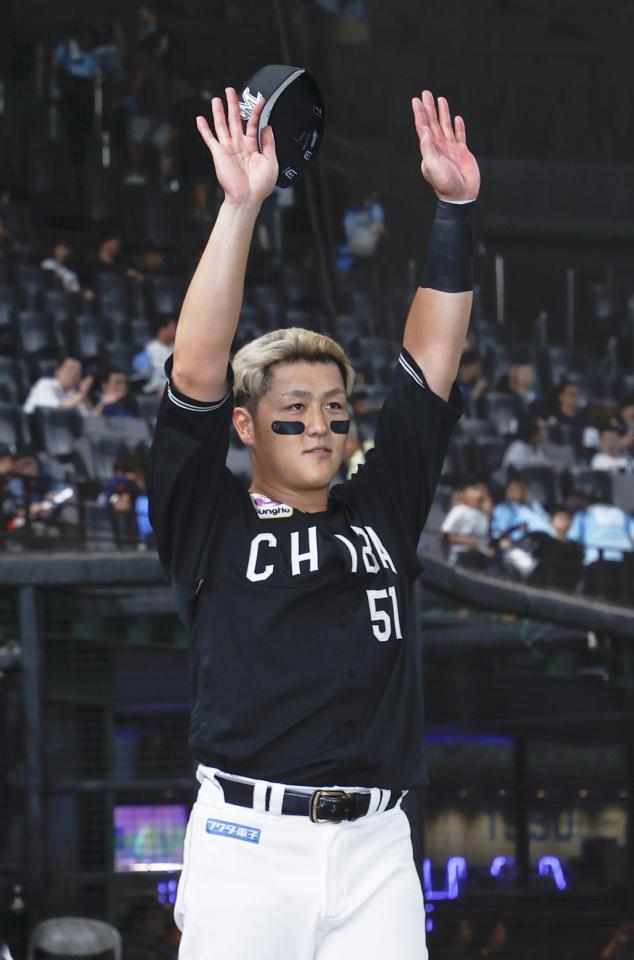 　西武に勝利し、ファンの声援に応える山口
