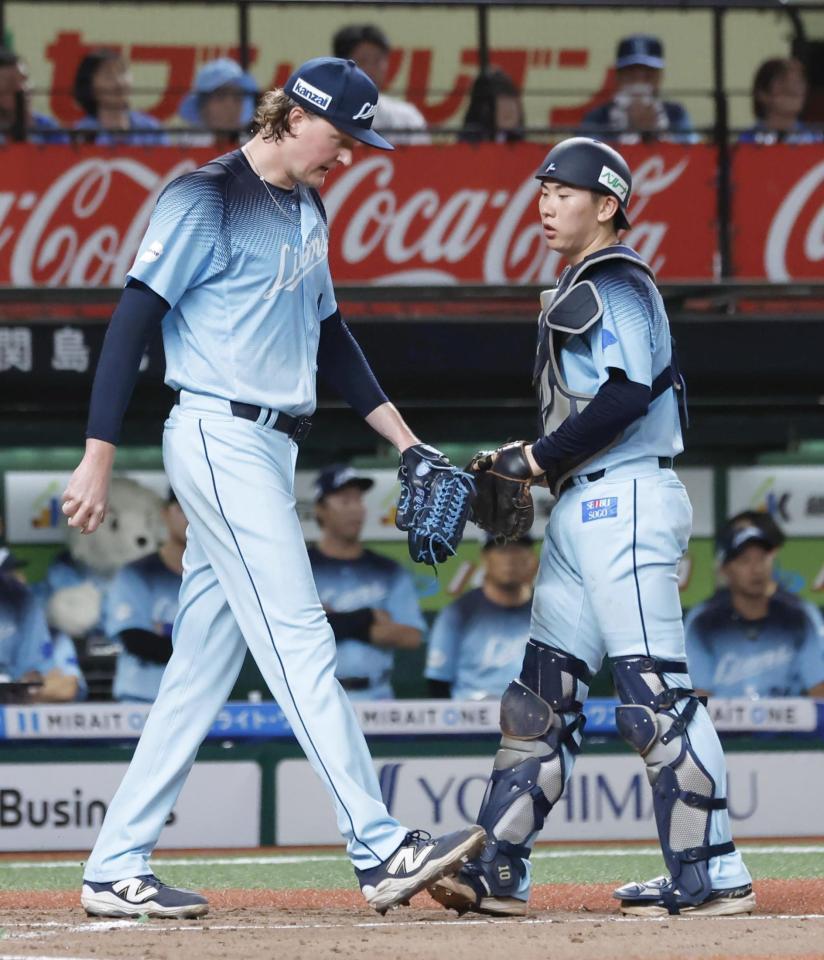 　８回、ロッテ・山口に勝ち越し打を打たれたウィンゲンター。捕手小島