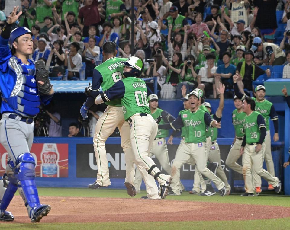 ９回、サヨナラのホームを突いたモンテルを迎えるナイン（撮影・持木克友）