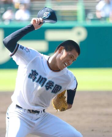 　５回、送りバントを併殺に仕留め、喜ぶ高川学園・木下