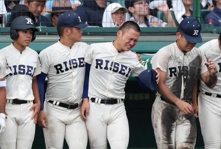 　三重に敗れ、涙を流す履正社・上山（中央右）ら（撮影・中田匡峻）