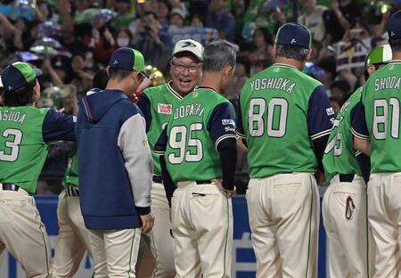 　笑顔でナインとタッチをかわす池山監督（撮影・持木克友）