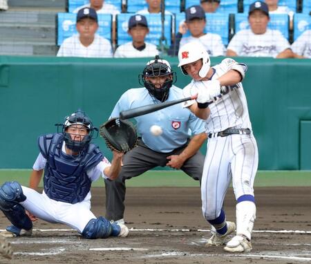 ２回、左前へ勝ち越し適時打を放つ健大高崎・豊永飛輝（撮影・立川洋一郎）