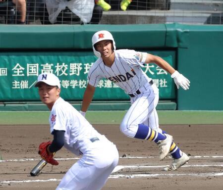 ６回、中前へ適時打を放つ健大高崎・狩野蓮義（撮影・立川洋一郎）