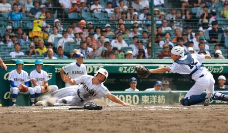 ６回、健大高崎・狩野の中前打で生還する豊永（撮影・石湯恒介）