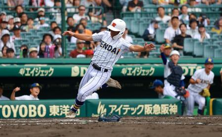 ２回、神崎の左前打で生還する健大高崎・岩井（撮影・石湯恒介）
