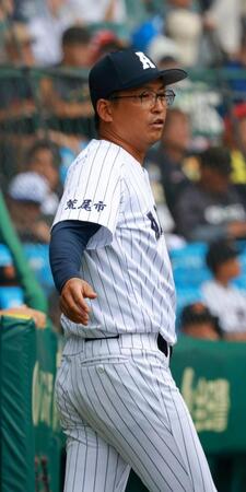 ２回、ピンチをさえた選手を迎える有明・高見監督（撮影・石湯恒介）