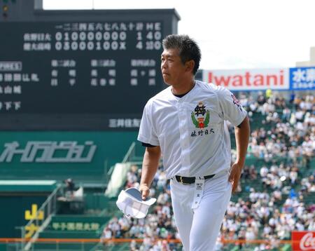 甲子園を後にする佐野日大・麦倉監督（撮影・石湯恒介）