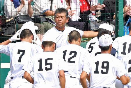 応援席へのあいさつを終えナインと引き揚げる佐野日大・麦倉洋一監督（撮影・立川洋一郎）