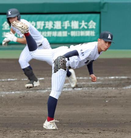 ５回、東日本国際大昌平・渡辺頼都の打球をかわす有明・斉藤遼汰郎（撮影・立川洋一郎）