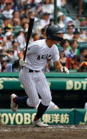 ８回、逆転の二点適時打を放つ有明・広沢（撮影・石湯恒介）