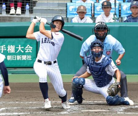 ８回、逆転となる２点適時打を放つ代打の有明・広沢遼太朗（撮影・立川洋一郎）