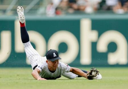 ５回、小内の飛球を好捕する有明・山崎