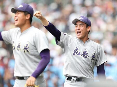 ３回、ピンチを切り抜けベンチ前でナインを迎える花巻東・古城大翔（左）と赤間史弥（撮影・中田匡峻）