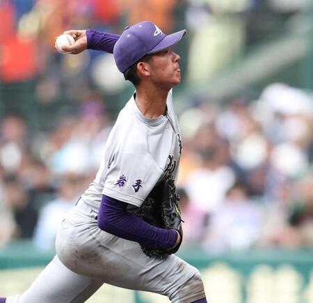 ７回から２番手で登板する花巻東・萬谷堅心（撮影・中田匡峻）