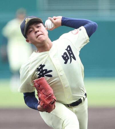 ４回、力投する先発投手の英明・冨岡琥希（撮影・中田匡峻）