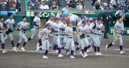 ベスト８進出を決め、笑顔で駆け出す花巻東ナイン（撮影・坂部計介）