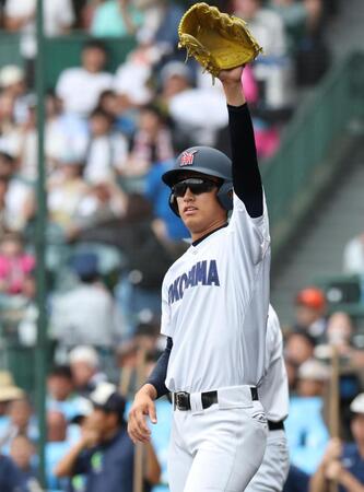試合前ノックの補助をする横浜・織田翔希（撮影・中田匡峻）