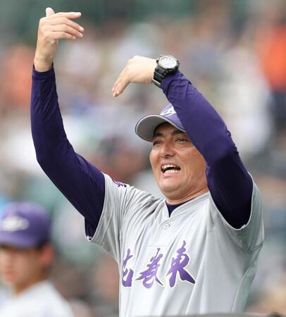 ４回、ベンチから指示を出す花巻東・佐々木洋監督（撮影・中田匡峻）