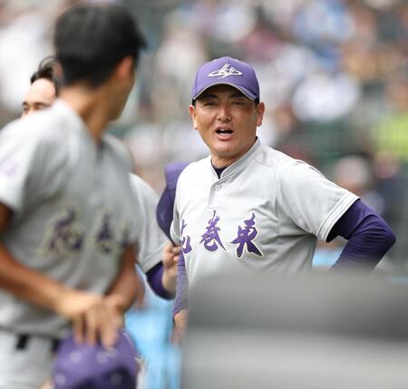 １回、ナインに声をかける花巻東・佐々木洋監督（撮影・中田匡峻）