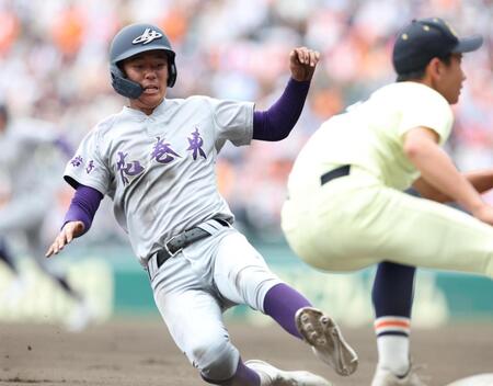 ６回、三盗を決める花巻東・萬谷堅心（撮影・中田匡峻）