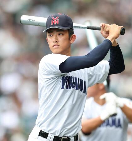 試合前、素振りをする横浜・織田翔希（撮影・中田匡峻）