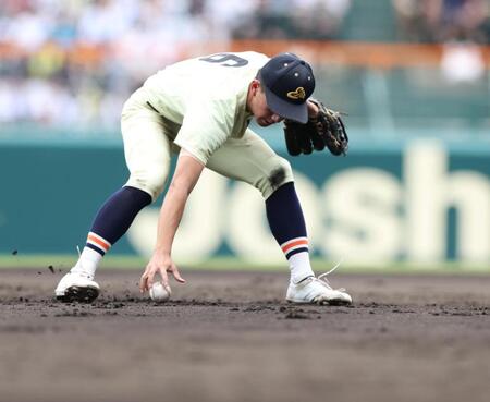 ２回、ゴロをはじく英明・池田隼人。その間に三走の花巻東・久保村冠太が先制の生還を果たす（撮影・中田匡峻）