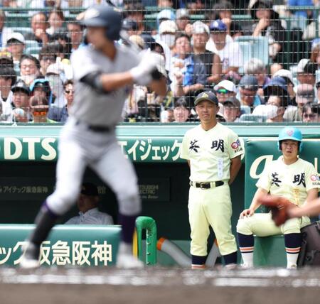 １回、戦況を見つめる英明・香川純平監督（撮影・中田匡峻）