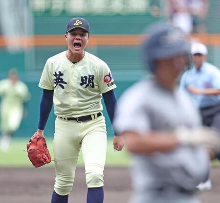４回、花巻東・菊池楽人（手前）を空振り三振に斬り、ほえる英明・冨岡琥希（撮影・中田匡峻）