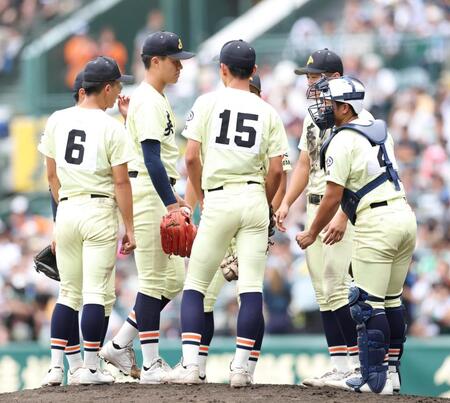６回、マウンドに集まる冨岡琥希（中央左）ら英明ナイン（撮影・中田匡峻）