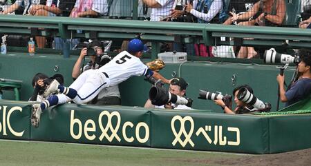 ４回、田島の邪飛を好捕し、カメラマン席に飛び込む三塁手村上