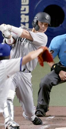 ８回、大城が左中間に２点二塁打を放つ