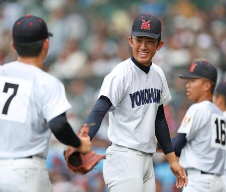 ２回を投げ終え、横浜・江坂佳史（７）を笑顔で迎える横浜・織田翔希（撮影・中田匡峻）