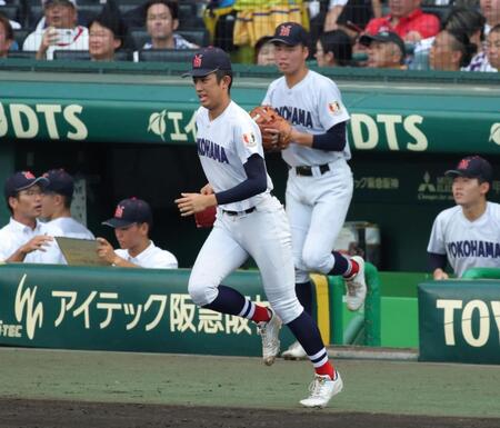 ６回裏、登板のためベンチを飛び出す横浜・織田翔（撮影・坂部計介）