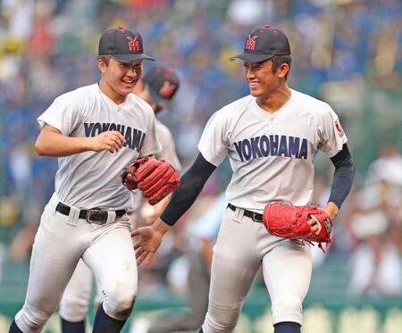 ６回、横浜・池田聖摩（左）と笑顔でベンチに戻る横浜・織田翔希（撮影・中田匡峻）