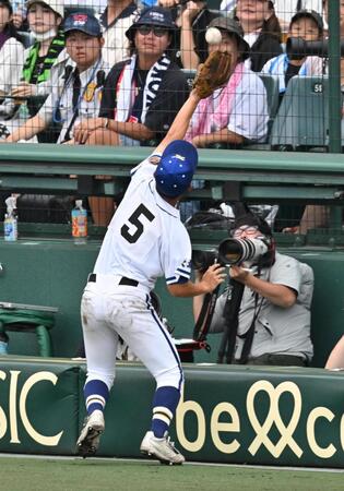 ４回、田島の邪飛を好捕する三塁手村上