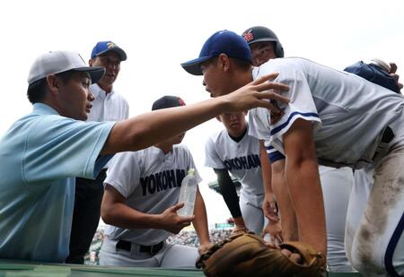 ４回、横浜・田島陽翔の打球をカメラマン席で好捕した三塁手の霞ヶ浦・村上聖（撮影・中田匡峻）