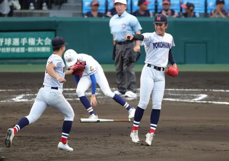６回、霞ヶ浦・渡辺航太を併殺打に仕留め、大喜びでベンチに戻る横浜・織田翔希（撮影・坂部計介）