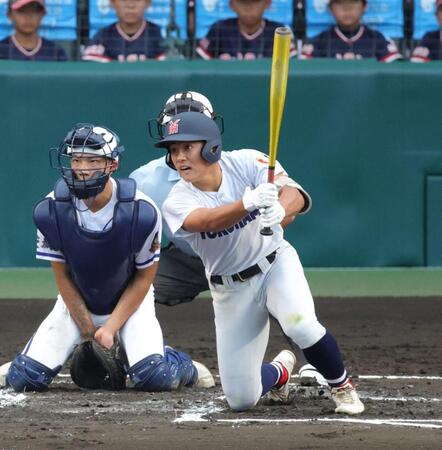 ６回、横浜・千島大翼は逆転となる２点適時打を放つ（撮影・坂部計介）