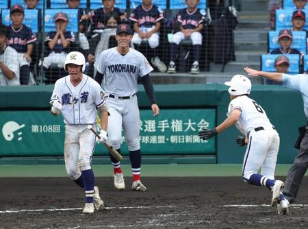 ５回、霞ヶ浦・村上聖に勝ち越しとなる適時打を許した横浜・小林鉄三郎（撮影・坂部計介）