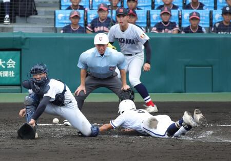 ４回、霞ヶ浦・渡辺航太の中犠飛で三走霞ヶ浦・西野結太が生還する（捕手横浜・脇山魁音、奥は横浜・小林鉄三郎）＝撮影・坂部計介
